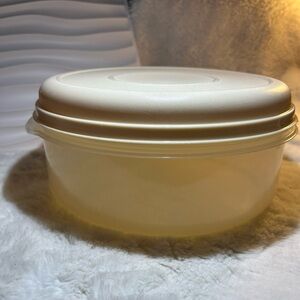 Retired Rubbermaid almond round Servin Saver 22 cups #5 food storage container